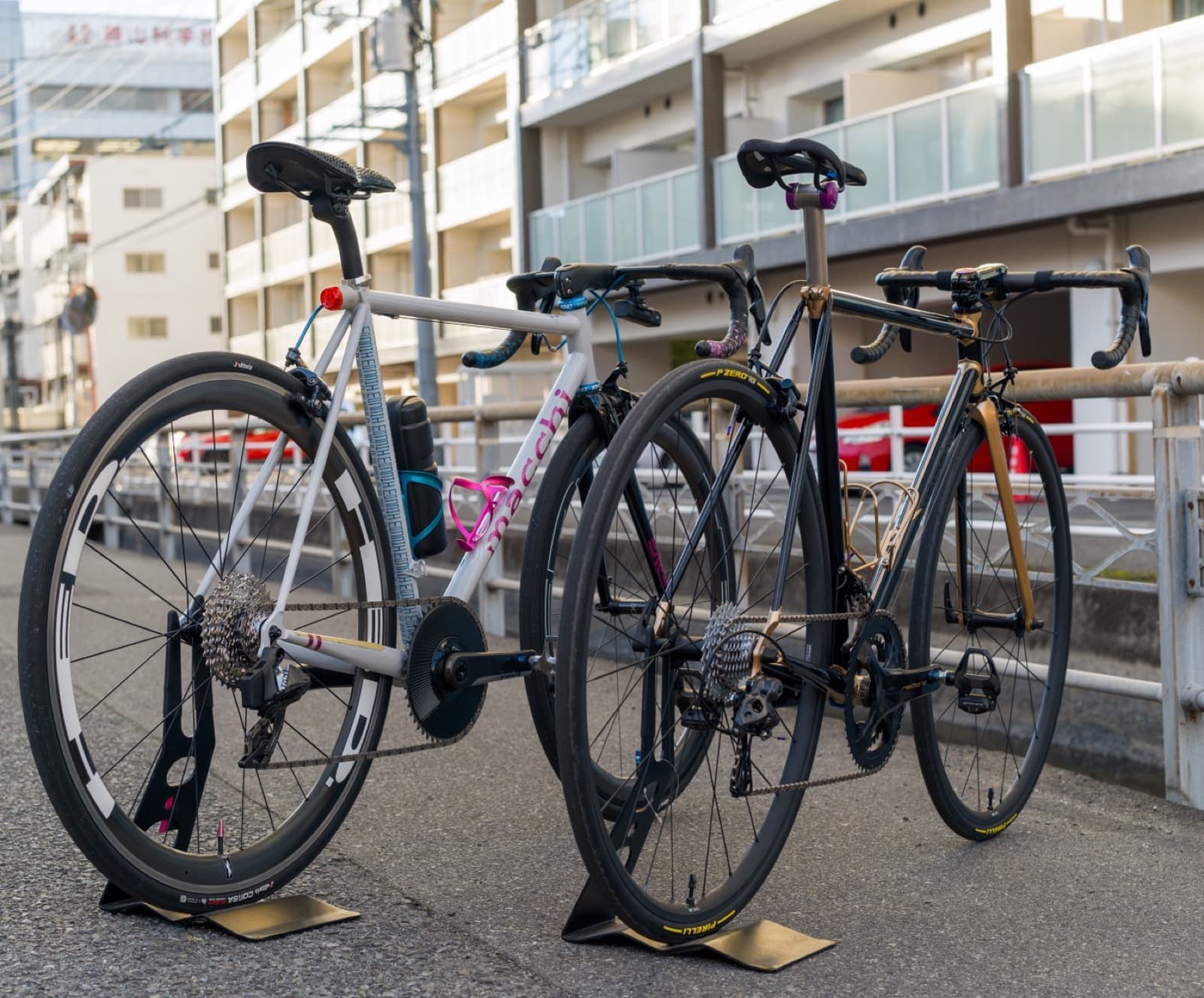 cycleZに並ぶ仕様の異なる2台のmacchi cycles