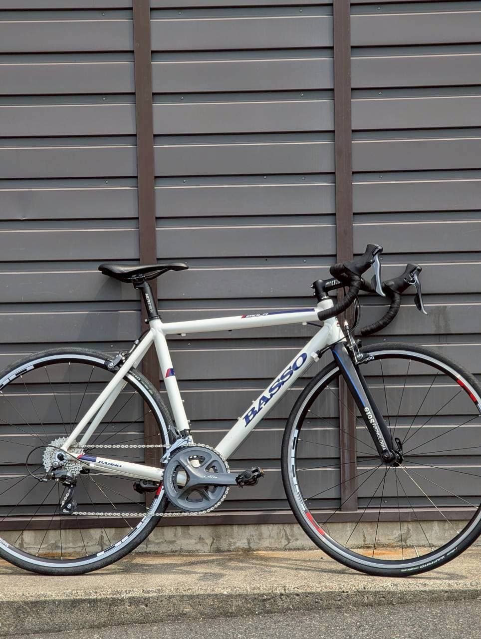 BASSO IMOLA。ホワイトのアルミロードフレーム。クラシックなホリゾンタル気味のシルエット