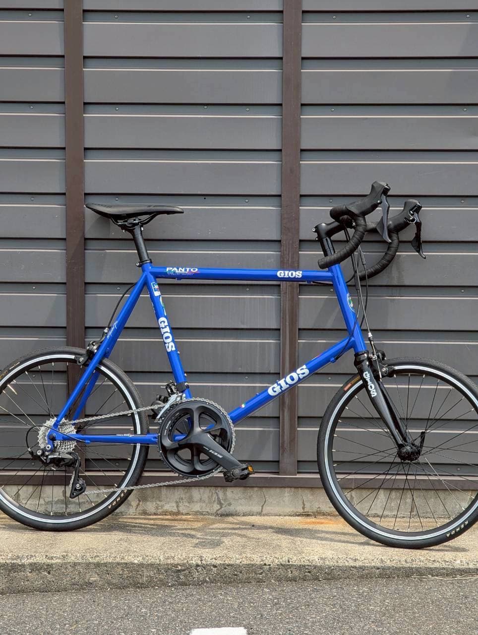 GIOS PANTO。鮮やかなジオスブルーの小径ロード。ドロップハンドル+105コンポーネント