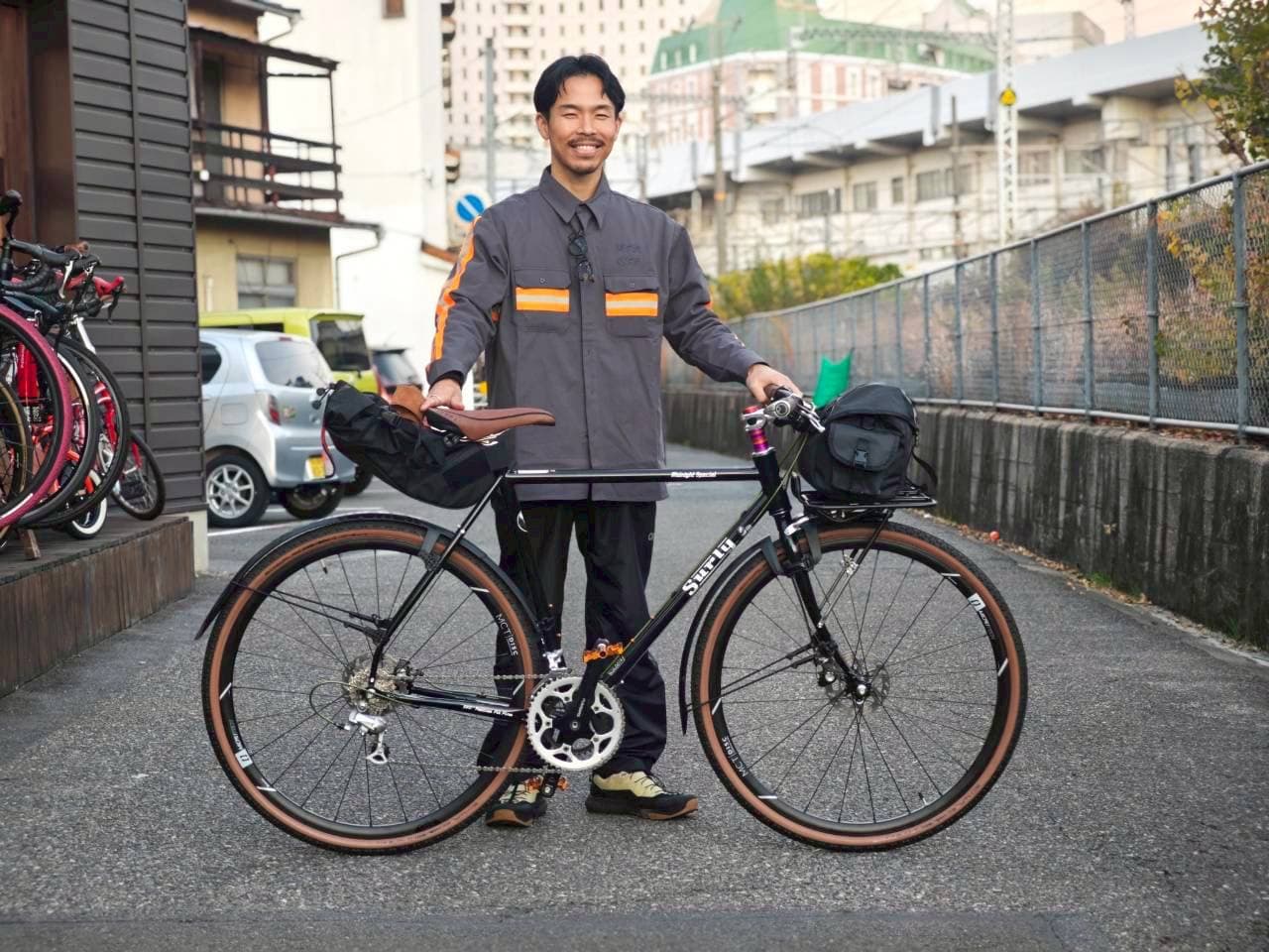 旅仕様に組まれたSURLYの自転車