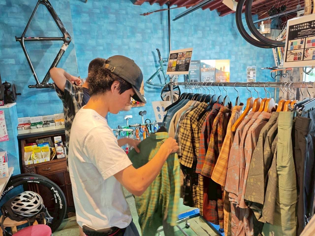 cycleZ店内でサイクルウェアを手に取って選ぶ様子