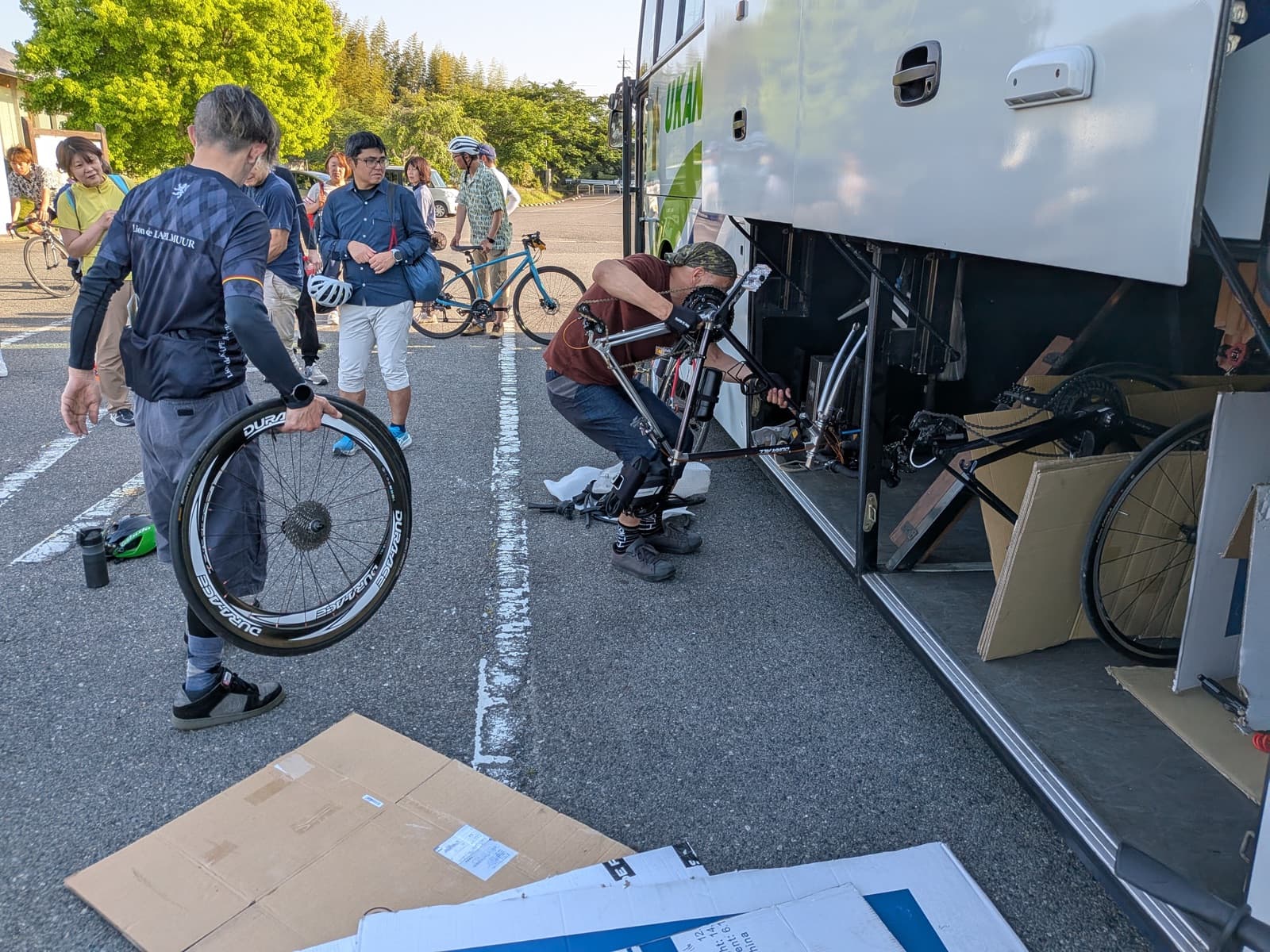 第1弾では、お客様の自転車をスタッフがバスのトランクへ積み込みました