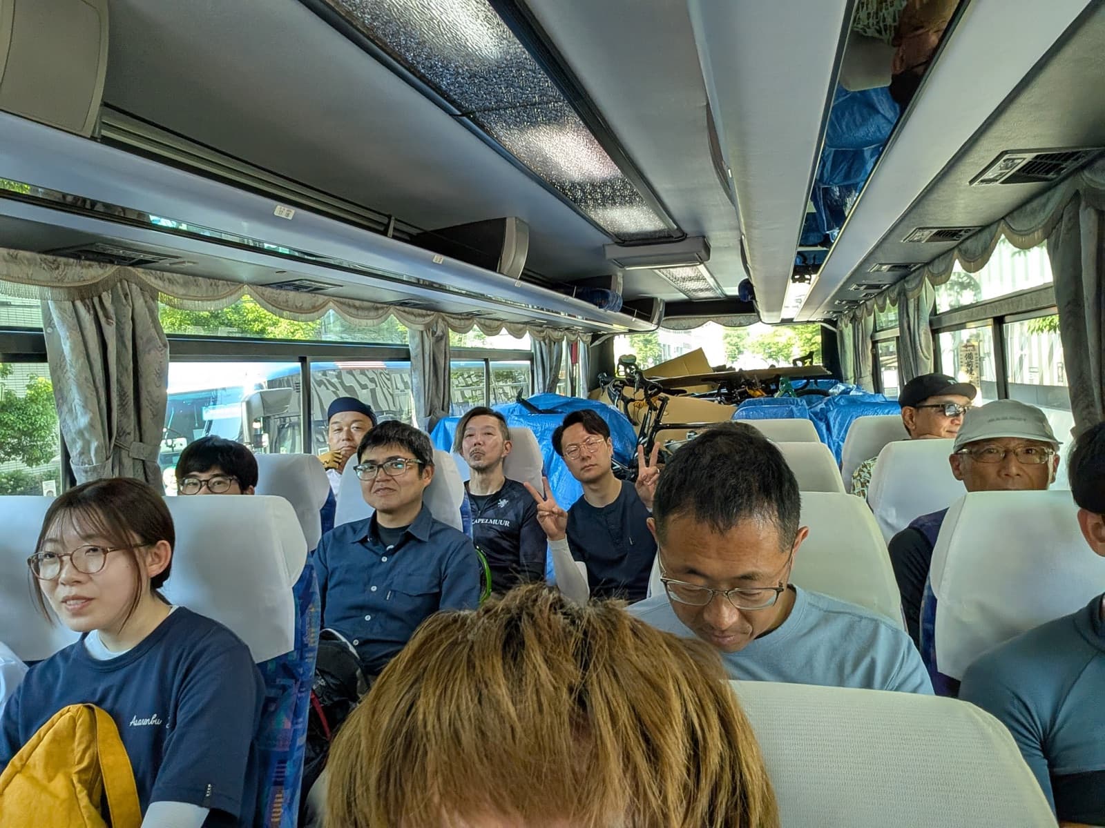 往路のバス車内。後方の座席にはブルーシートを敷いて自転車を積んでいます(第1弾・5月の播磨国)