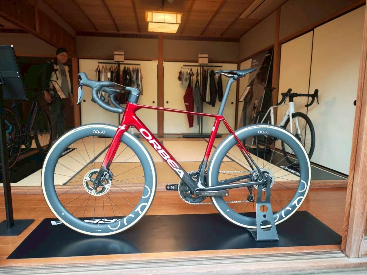 展示されたORBEAのロードバイク