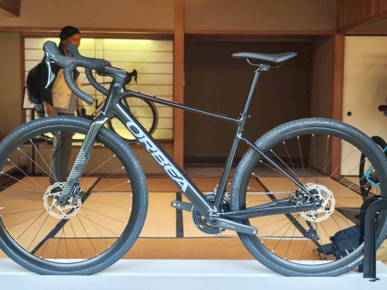 ORBEAのグラベルモデルの実車。太いタイヤで未舗装路も走れる(展示会にて)