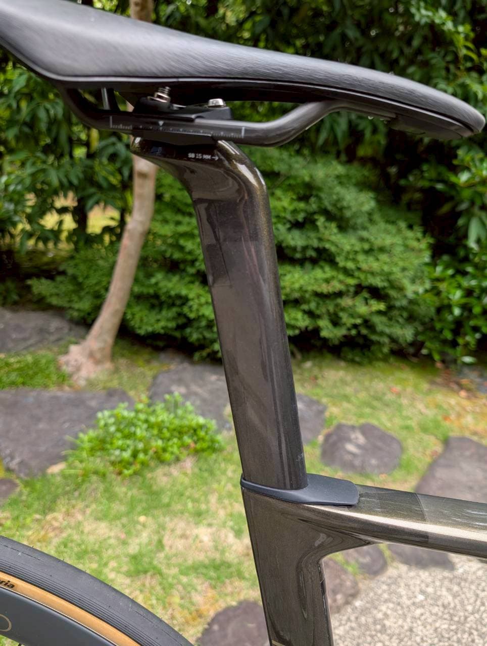 新型ORCA AEROのシートポスト。SB 15MMの表記があり、オフセット違いを選べる設計