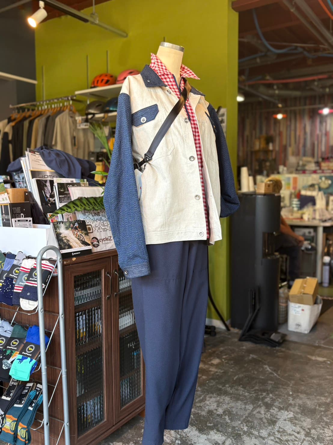 rin projectの紺のワイドパンツを合わせた着こなし