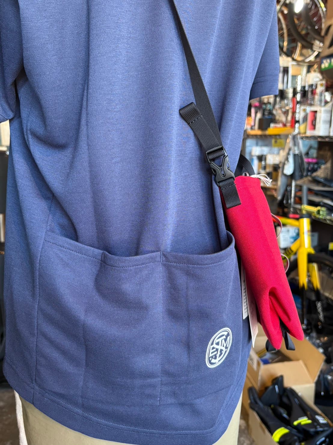 STEM DESIGNのジャージ背面。3分割ポケットと丸ロゴ
