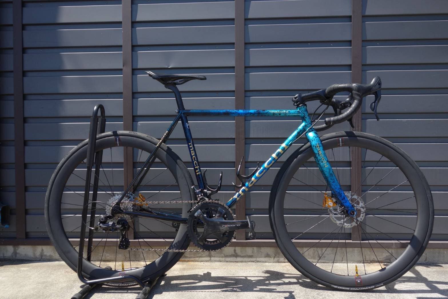 青いmacchi cyclesのオーダークロモリロードバイク