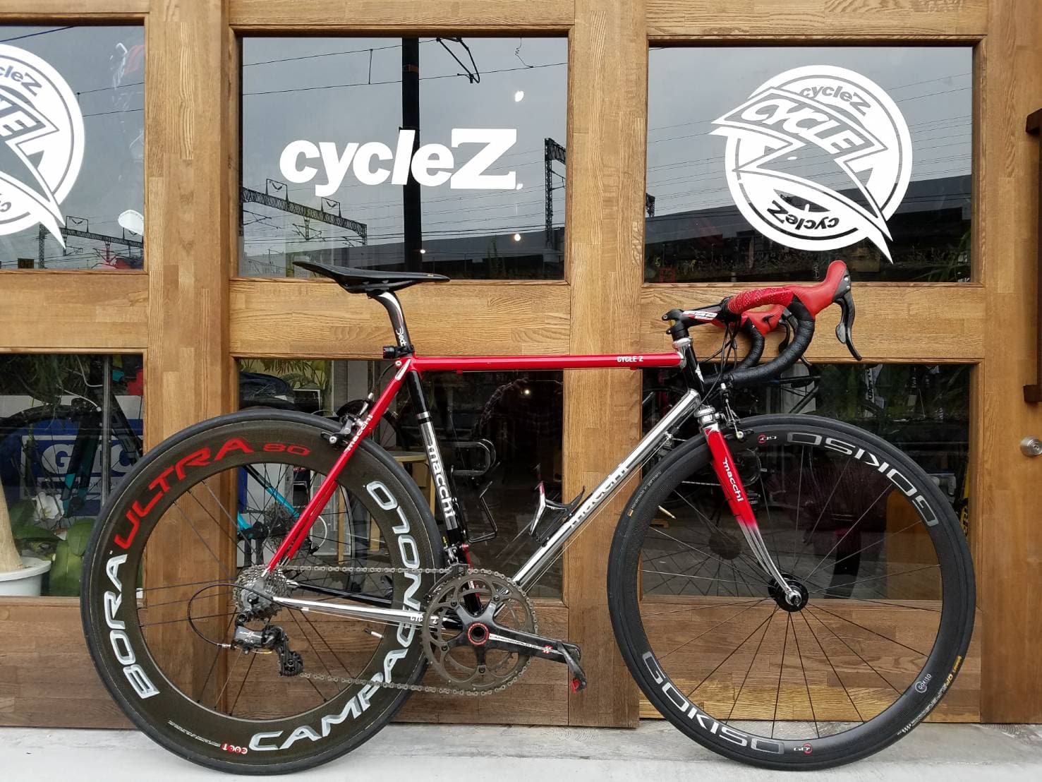 赤いmacchi cyclesのオーダークロモリロードバイク
