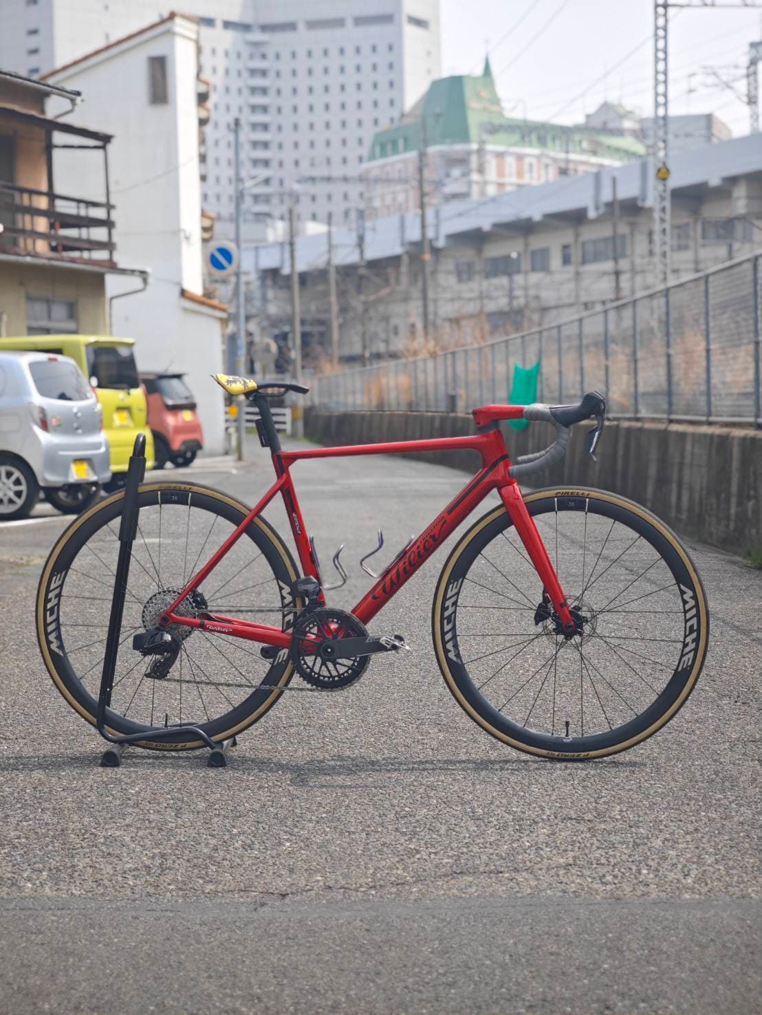 スタッフ仙田の愛車。赤いウィリエールにMICHEのホイールを組んで店の前で撮影