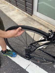 ホイールを回転させブレーキパッドに当たっていないかフレを確認