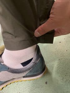 ボトムスの裾