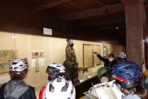 戸川家陣屋跡の記念館で案内をうける女性たち