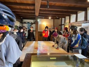 戸川家記念館を周る参加者達