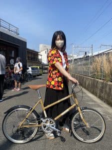 リンプロジェクトのサイクルアロハシャツを着た女性