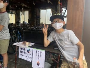 はこいもむすめさんの前でピースをする男の子