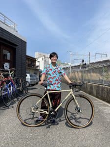リンプロジェクトのサイクルアロハシャツを着た男性