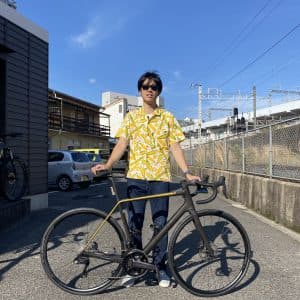 リンプロジェクトのサイクルアロハシャツを着た男性2